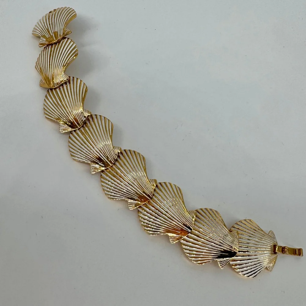Kate Spade New York Gold & White Seashell Clam Bracelet One Size - Picture 4 of 6